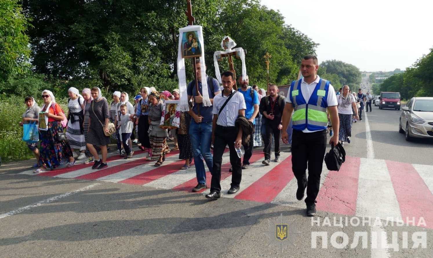 Буковинські поліцейські супроводжують паломників під час хресної ходи з Чернівців до Сторожинця