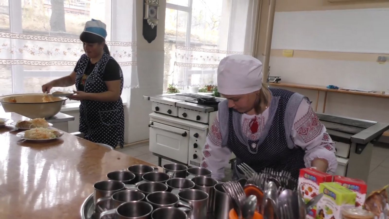 Овочі від батьків, кухарі з громади: рецепт успішного шкільного харчування за 20 гривень.