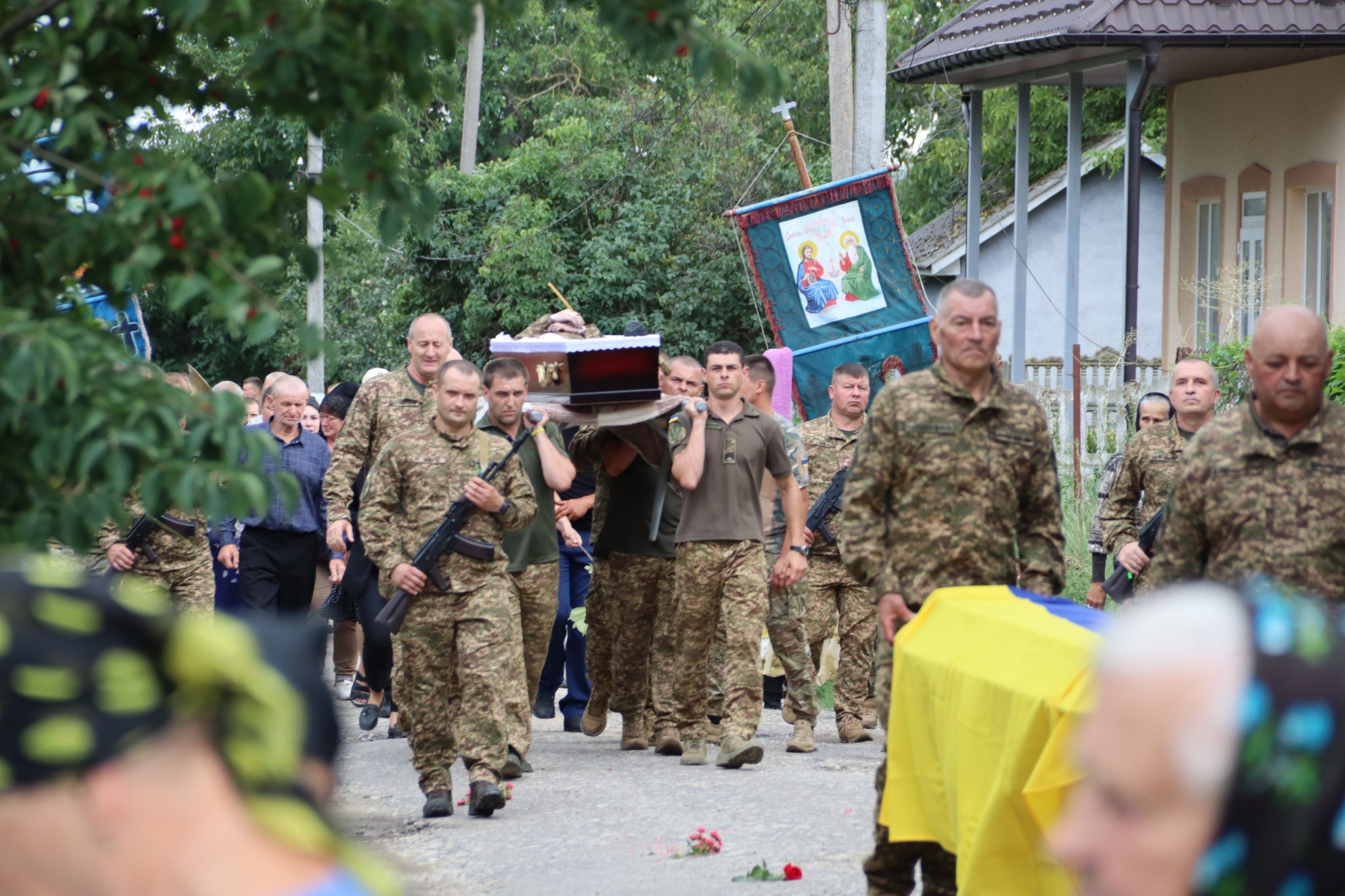 Сокирянщина попрощалась із захисником України Веніаміном Ловчим