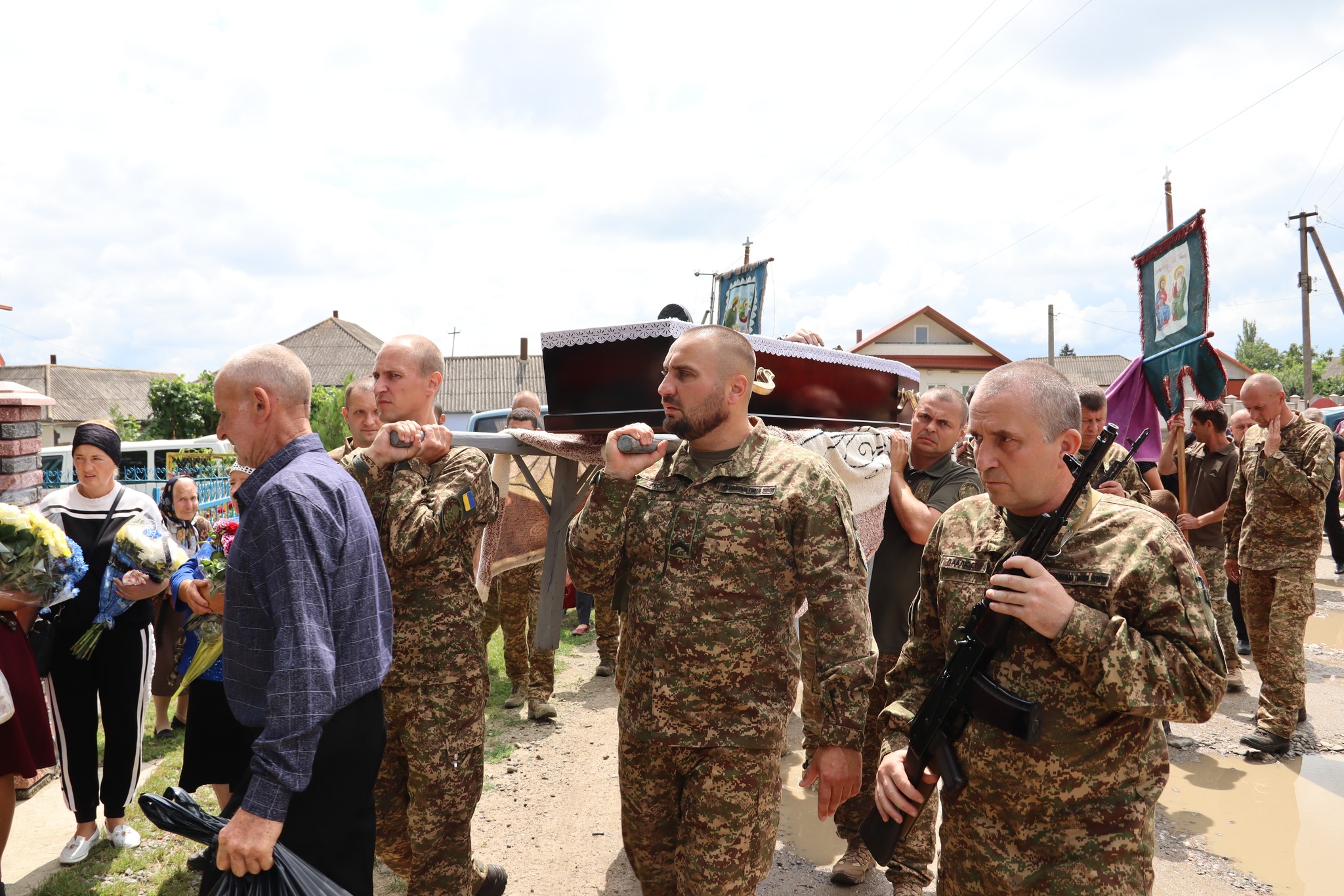 Сокирянщина попрощалась із захисником України Веніаміном Ловчим