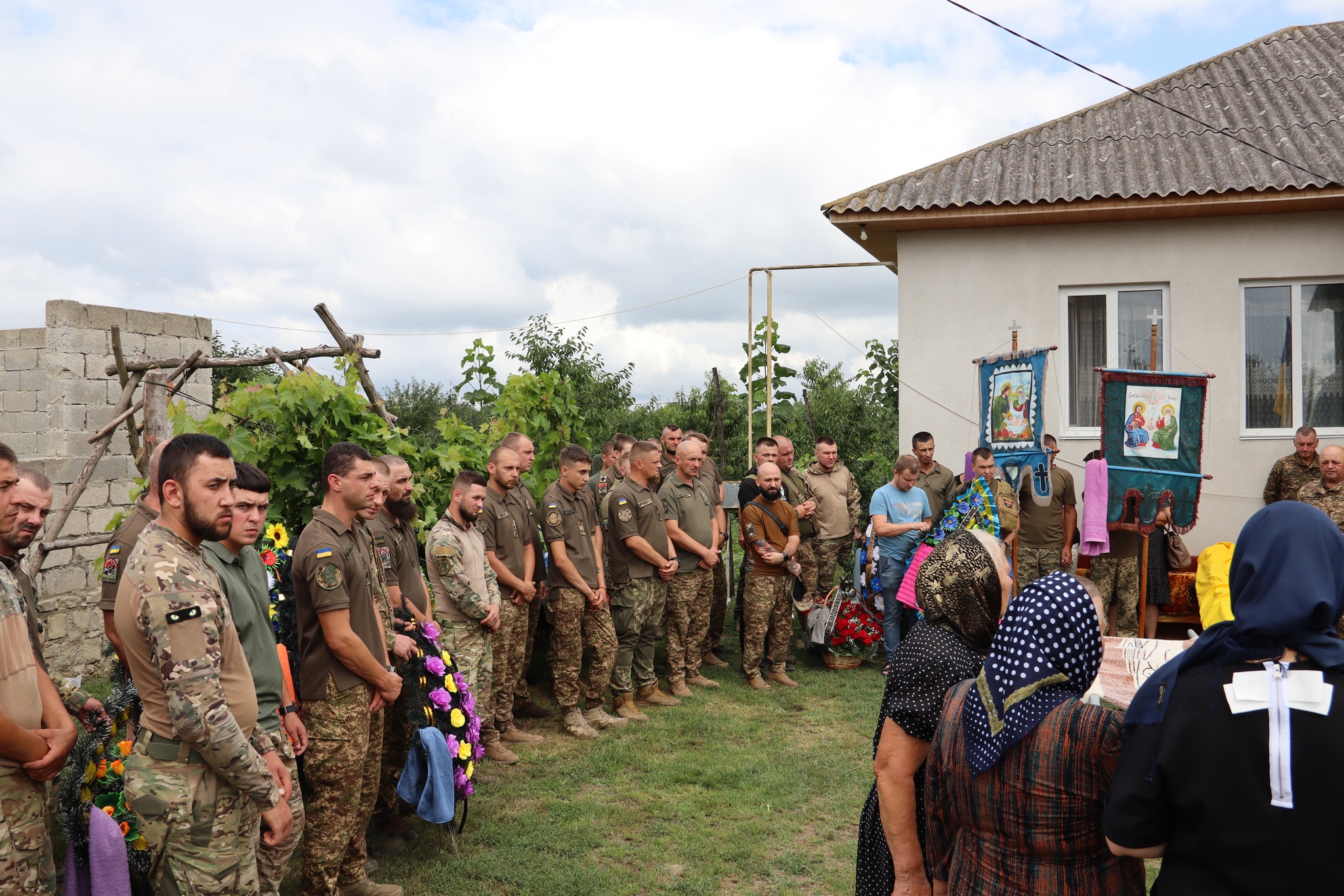 Сокирянщина попрощалась із захисником України Веніаміном Ловчим