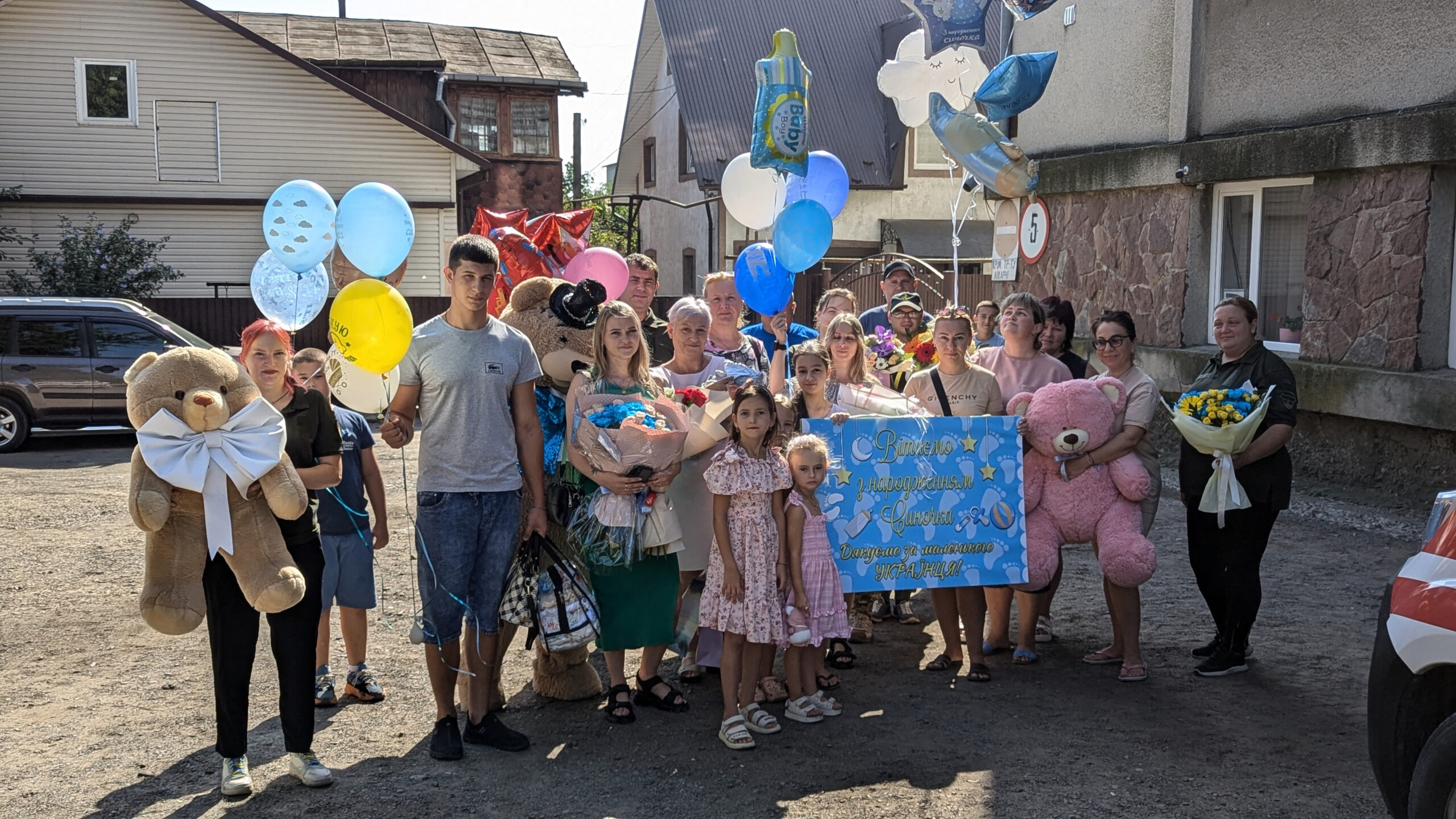 На Буковині в місті Заставна з пологового будинку зустріли новонародженого синочка, полеглого Героя Дмитра Радіци (відео)