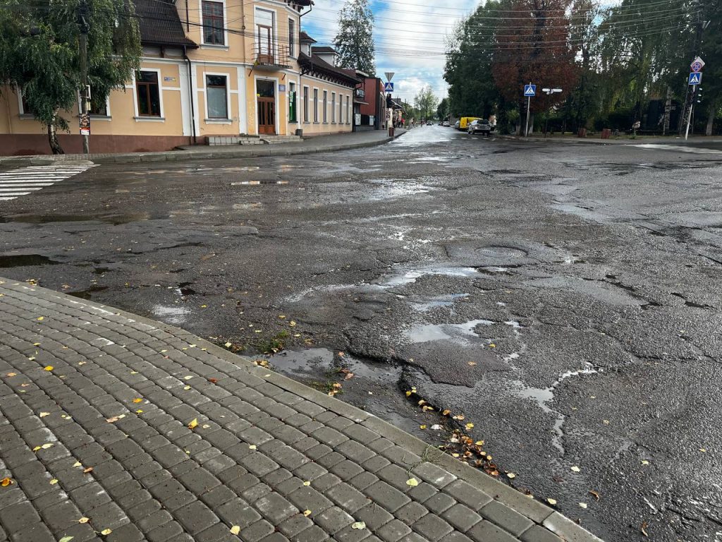 ВЕЛИКЕ КРАДІВНИЦТВО ПІД ЧАС ВІЙНИ: як у Глибоцькій громаді “зникли” майже 400 000 грн на ремонті дороги!