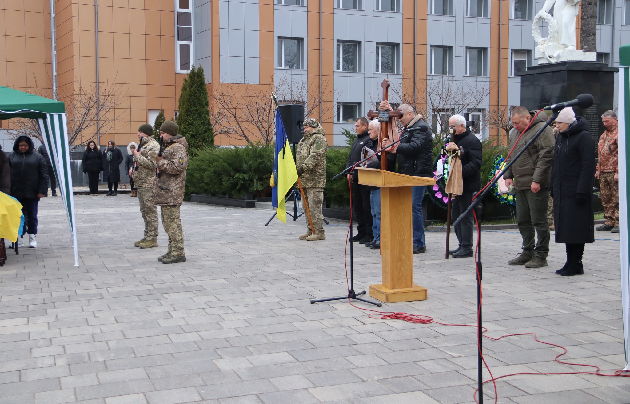 Сокирянська громада навіки попрощалась із захисником України Михайлом Чумаковим