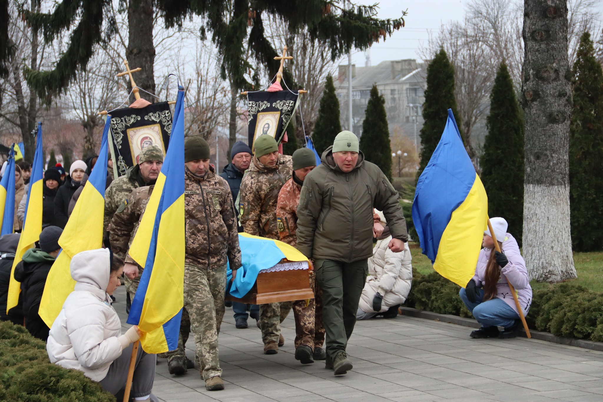 Сокирянська громада навіки попрощалась із захисником України Михайлом Чумаковим