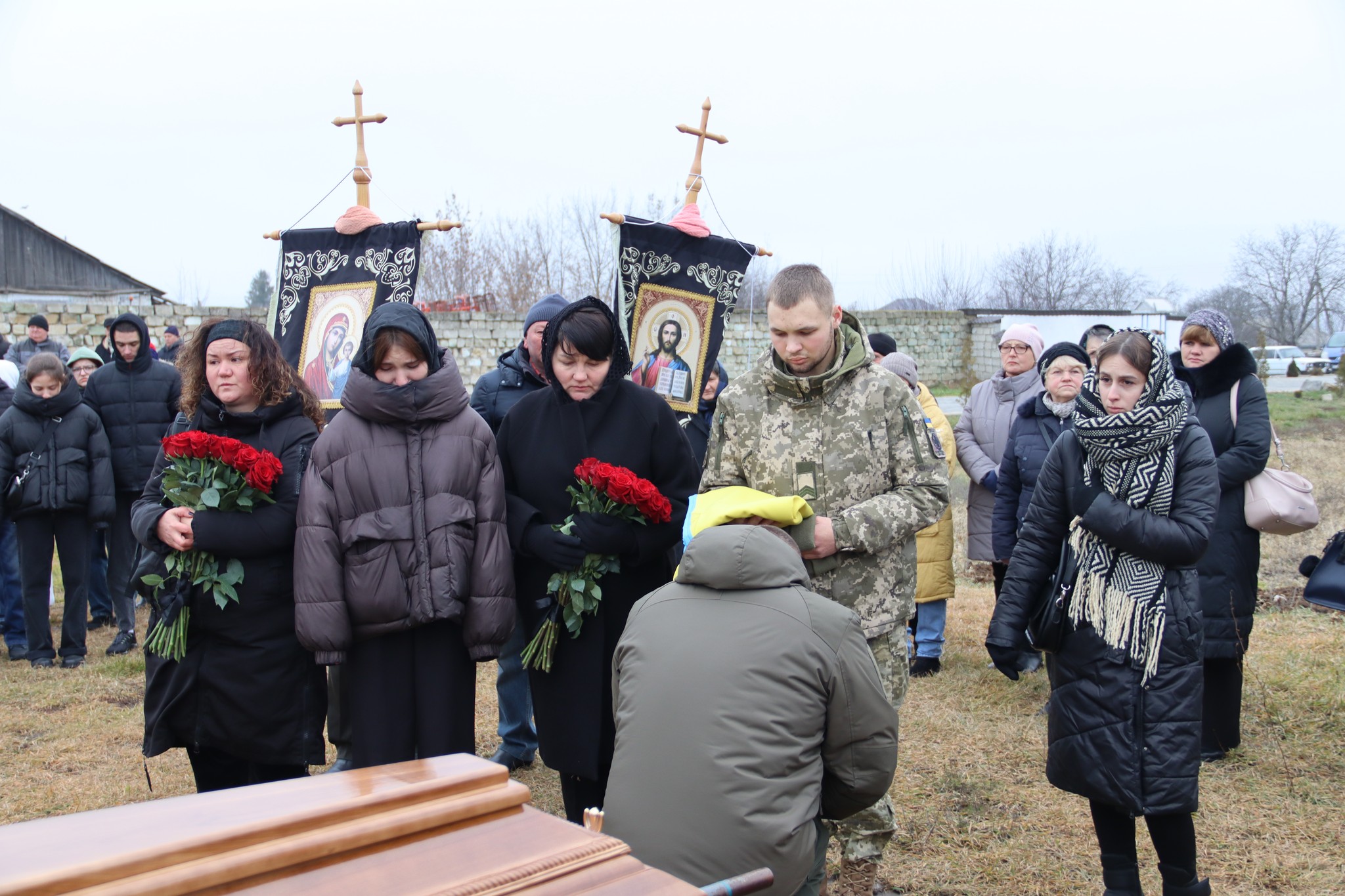 Сокирянська громада навіки попрощалась із захисником України Михайлом Чумаковим