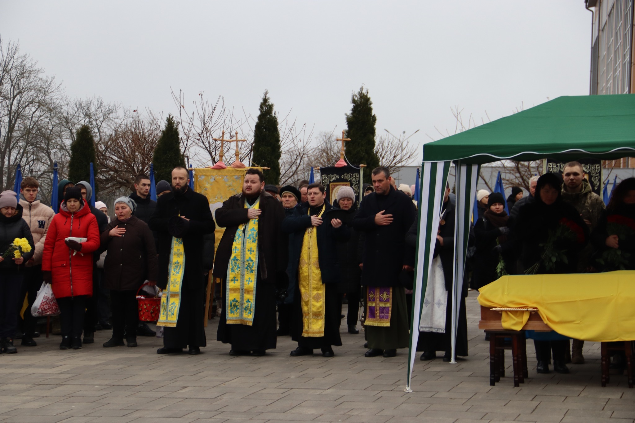 Сокирянська громада навіки попрощалась із захисником України Михайлом Чумаковим