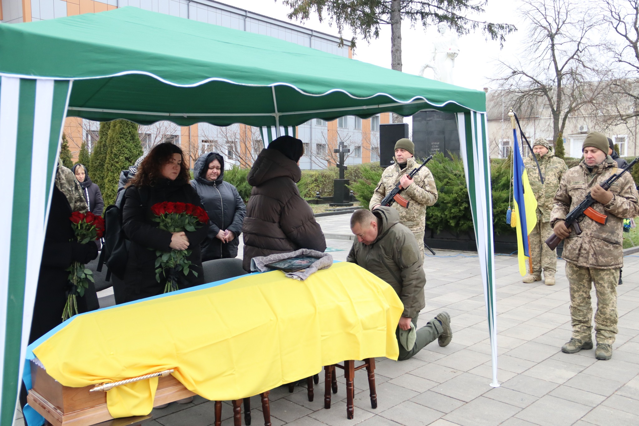 Сокирянська громада навіки попрощалась із захисником України Михайлом Чумаковим