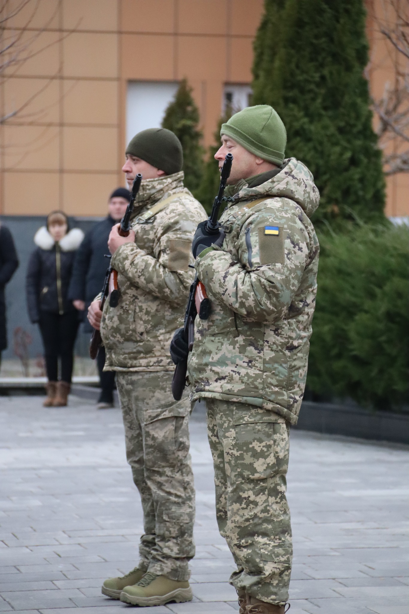 Сокирянська громада навіки попрощалась із захисником України Михайлом Чумаковим