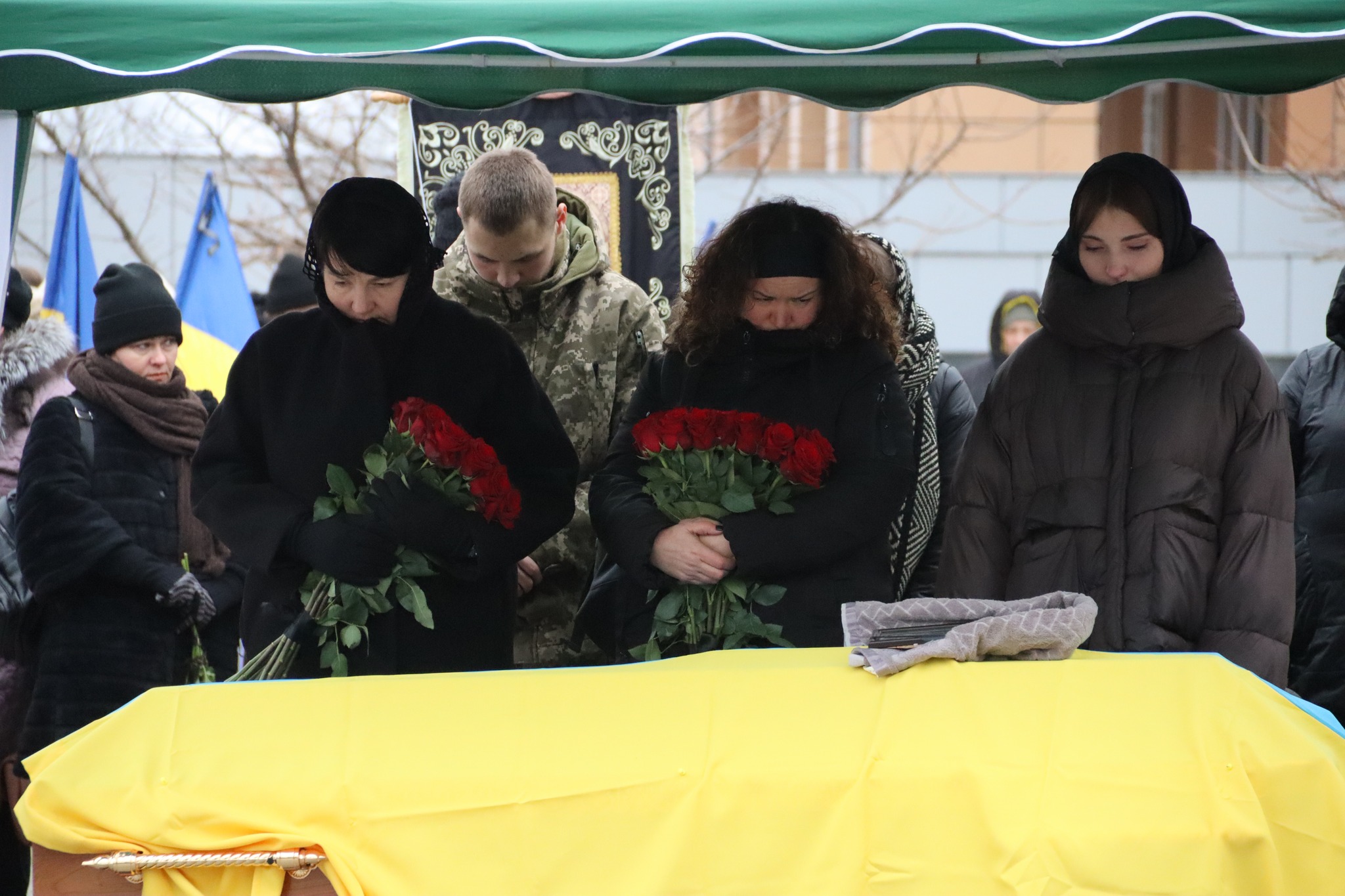 Сокирянська громада навіки попрощалась із захисником України Михайлом Чумаковим