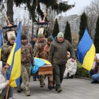 Сокирянська громада навіки попрощалась із захисником України Михайлом Чумаковим