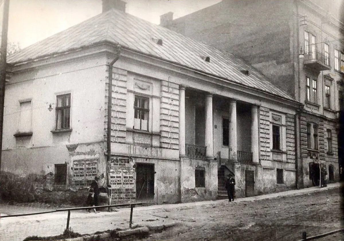 «RESTAURANT, “Celber” і старі адресні таблички»: яке значення мають історичні надписи на стінах у Чернівцях