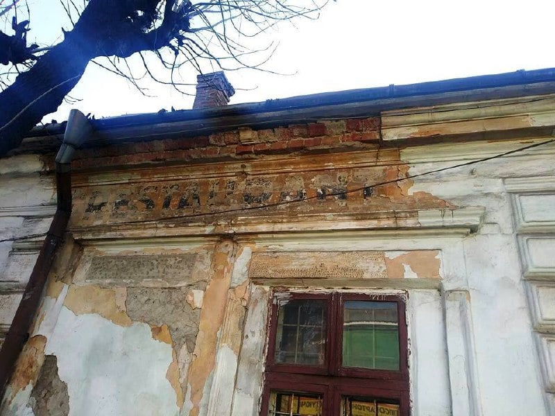 «RESTAURANT, “Celber” і старі адресні таблички»: яке значення мають історичні надписи на стінах у Чернівцях
