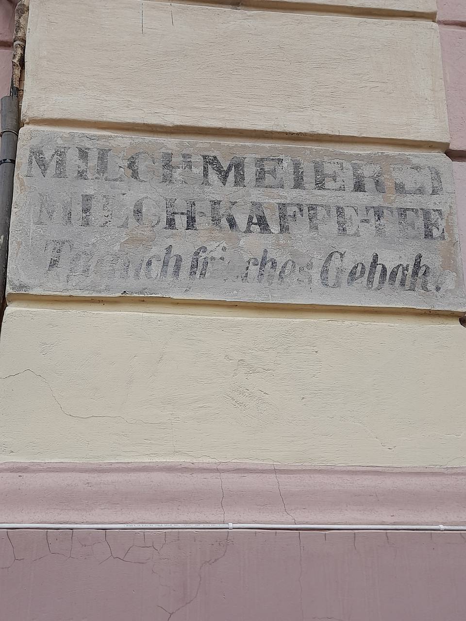 «RESTAURANT, “Celber” і старі адресні таблички»: яке значення мають історичні надписи на стінах у Чернівцях
