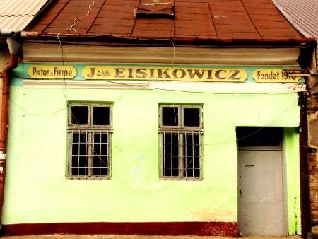 «RESTAURANT, “Celber” і старі адресні таблички»: яке значення мають історичні надписи на стінах у Чернівцях
