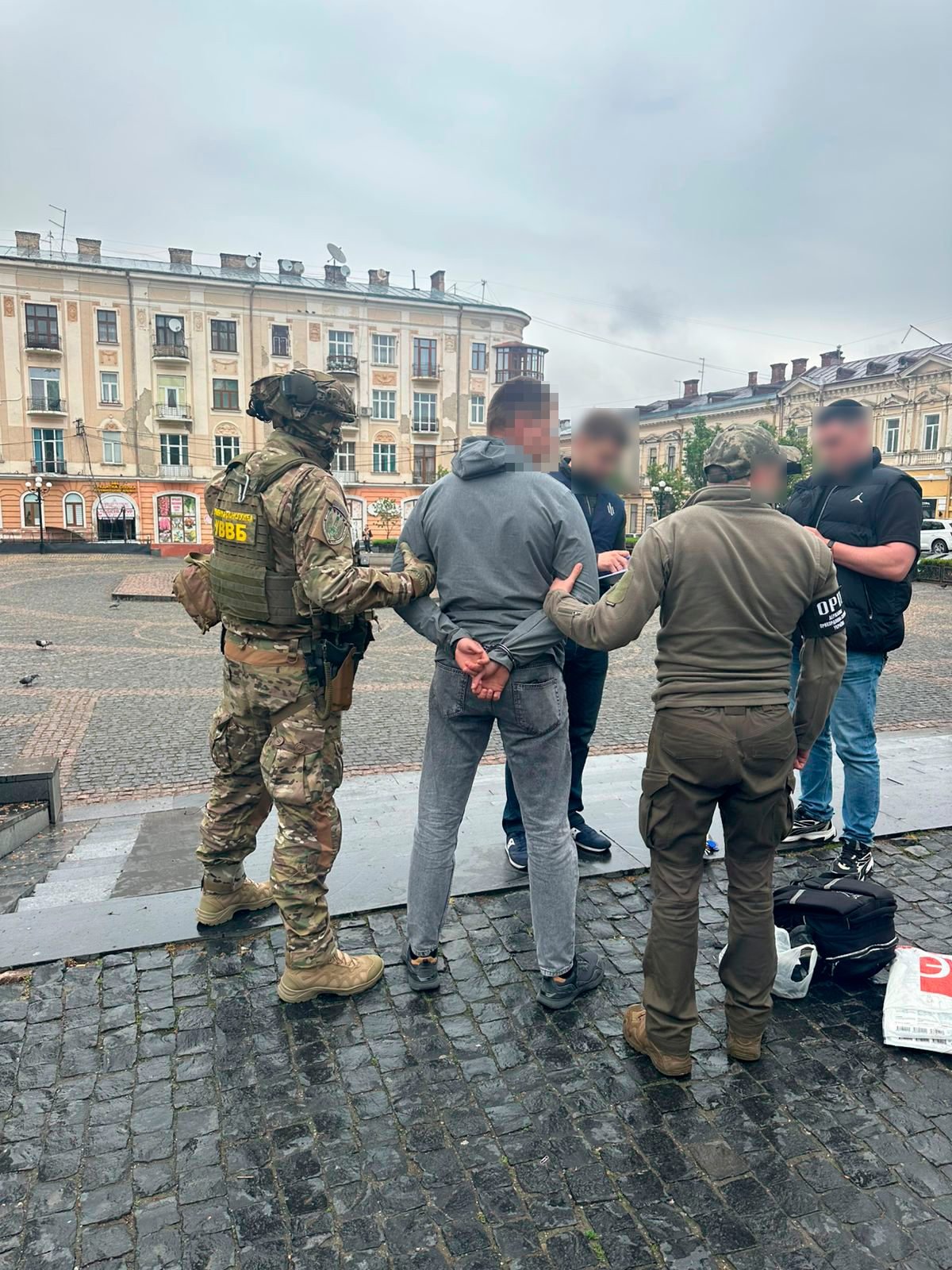 Правоохоронця з Чернівців затримали за переправлення військовозобов’язаних до Польщі