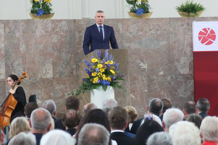 «Це відзнака всього народу України», – Кличко у Франкфурті отримав престижну премію за права людини