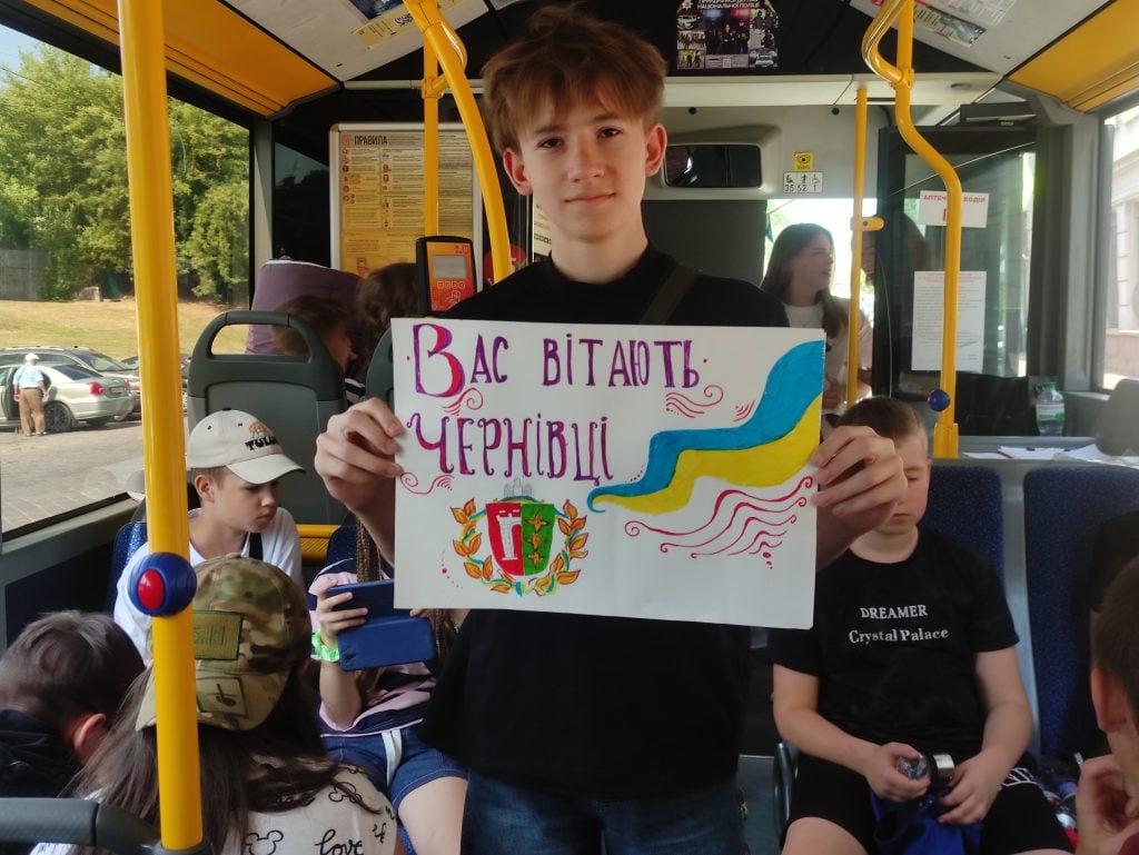 До Чернівців прибули діти із Запоріжжя на відпочинок у літньому таборі