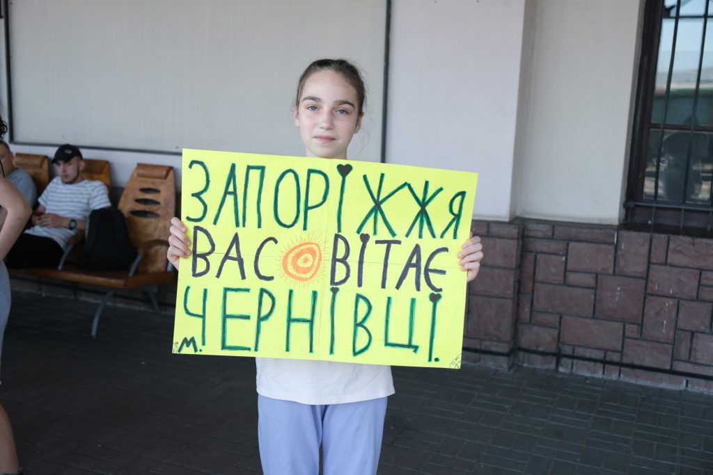 До Чернівців прибули діти із Запоріжжя на відпочинок у літньому таборі