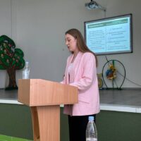Сьогодні, 30 червня, на базі опорного закладу «Гвіздівецький ліцей» відбулася колегія відділу освіти Сокирянської міської ради. У заході взяли участь міський голова Василь Козак, секретар міської ради Любов Степаненко, начальник відділу освіти Галин
