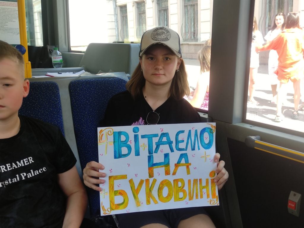 До Чернівців прибули діти із Запоріжжя на відпочинок у літньому таборі