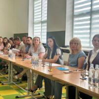 Сьогодні, 30 червня, на базі опорного закладу «Гвіздівецький ліцей» відбулася колегія відділу освіти Сокирянської міської ради. У заході взяли участь міський голова Василь Козак, секретар міської ради Любов Степаненко, начальник відділу освіти Галин