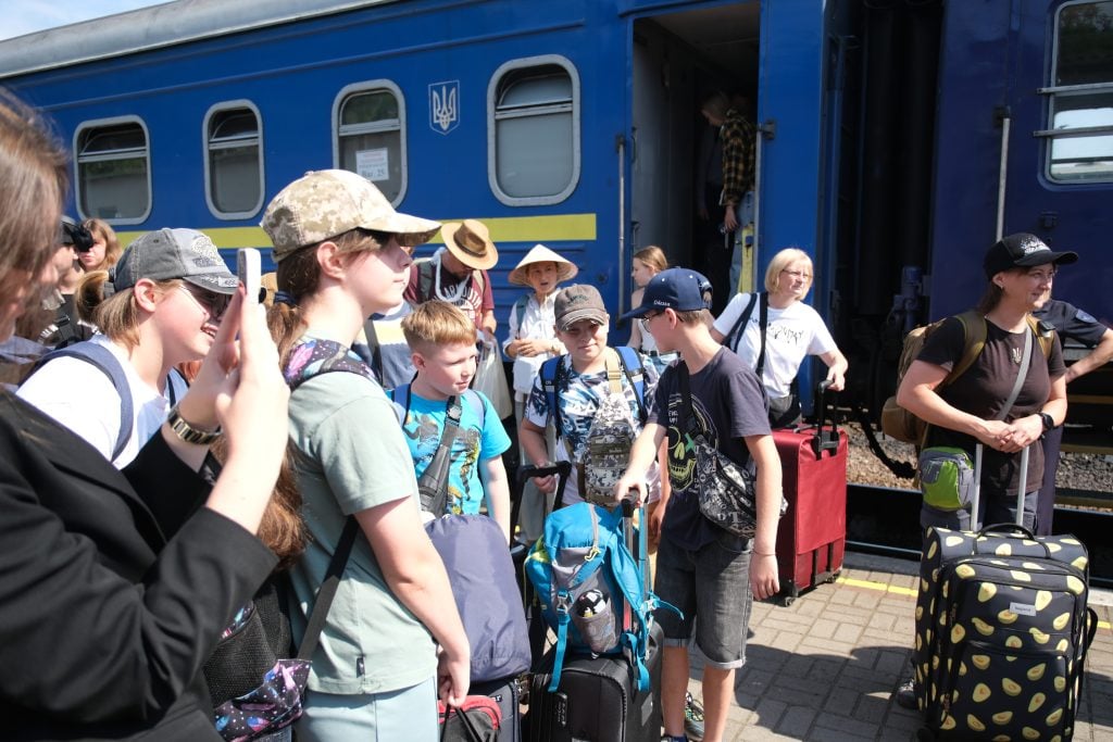 До Чернівців прибули діти із Запоріжжя на відпочинок у літньому таборі