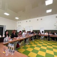 Сьогодні, 30 червня, на базі опорного закладу «Гвіздівецький ліцей» відбулася колегія відділу освіти Сокирянської міської ради. У заході взяли участь міський голова Василь Козак, секретар міської ради Любов Степаненко, начальник відділу освіти Галин