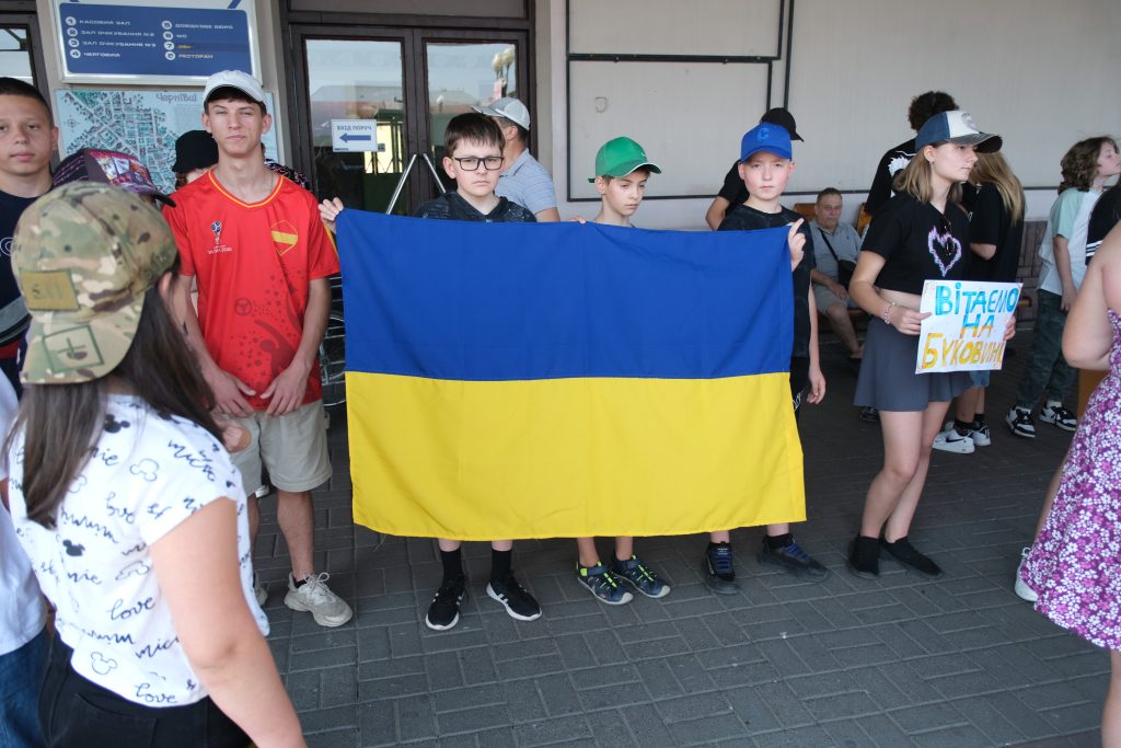 До Чернівців прибули діти із Запоріжжя на відпочинок у літньому таборі
