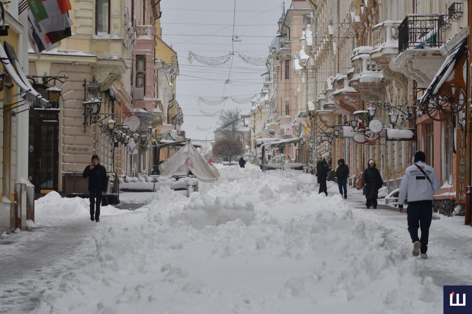 Сіль для центру, суміш для околиць: як у Чернівцях готуються до зими