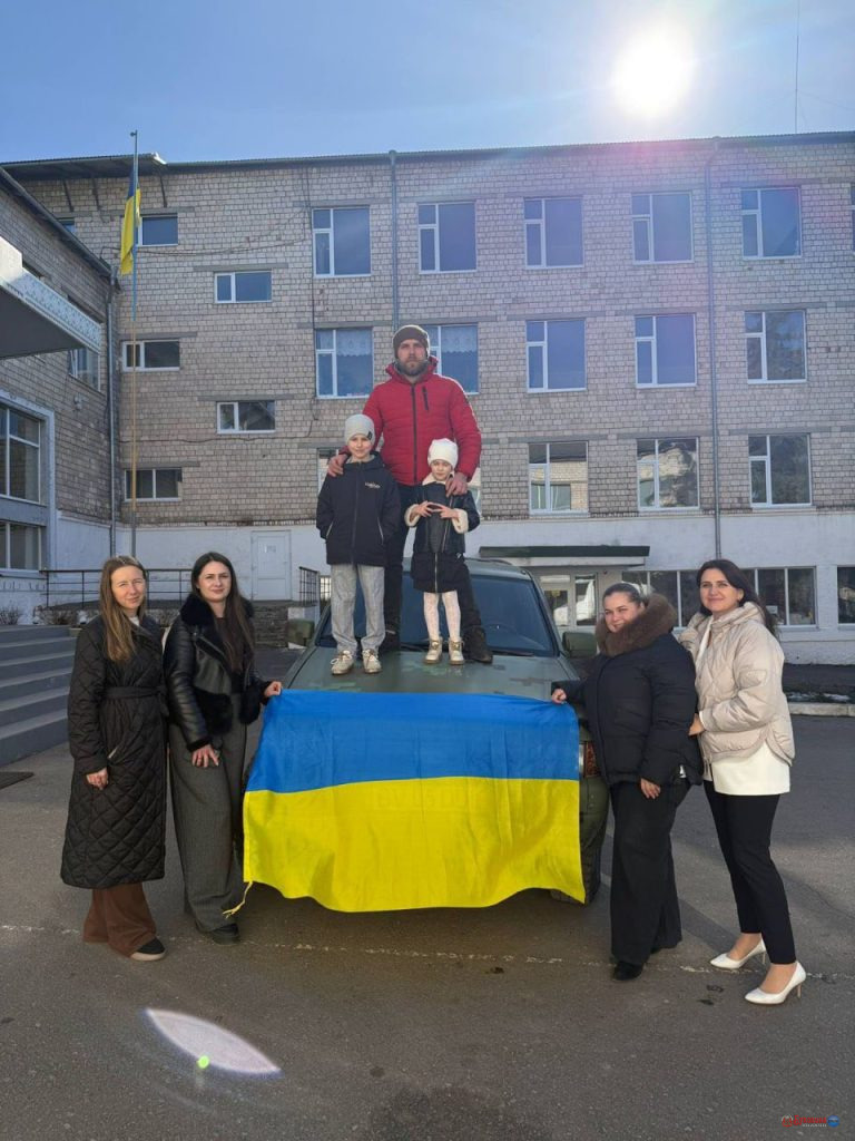 На Буковині колектив ліцею закупив авто для військових