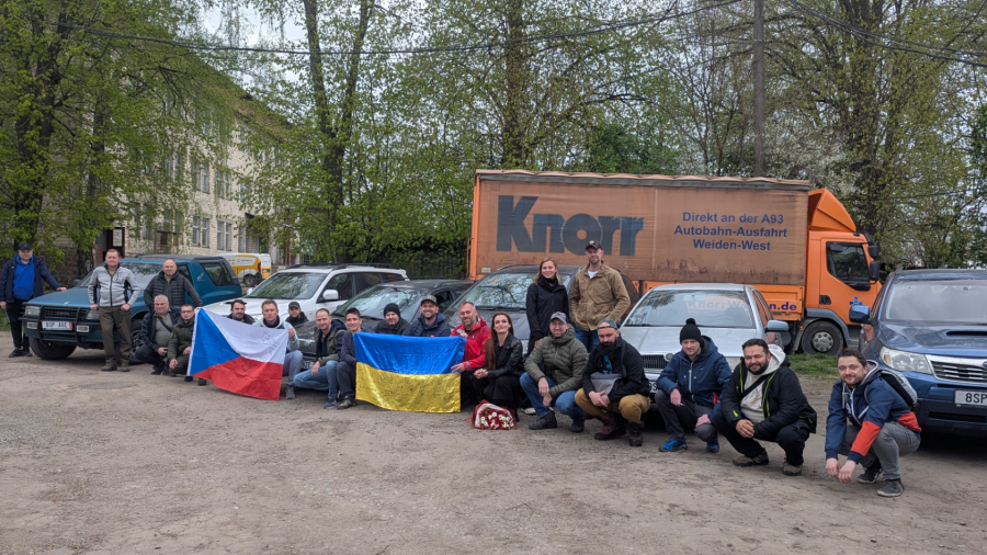 Волонтери з Буковини та Чехії передали шість автівок для захисників України