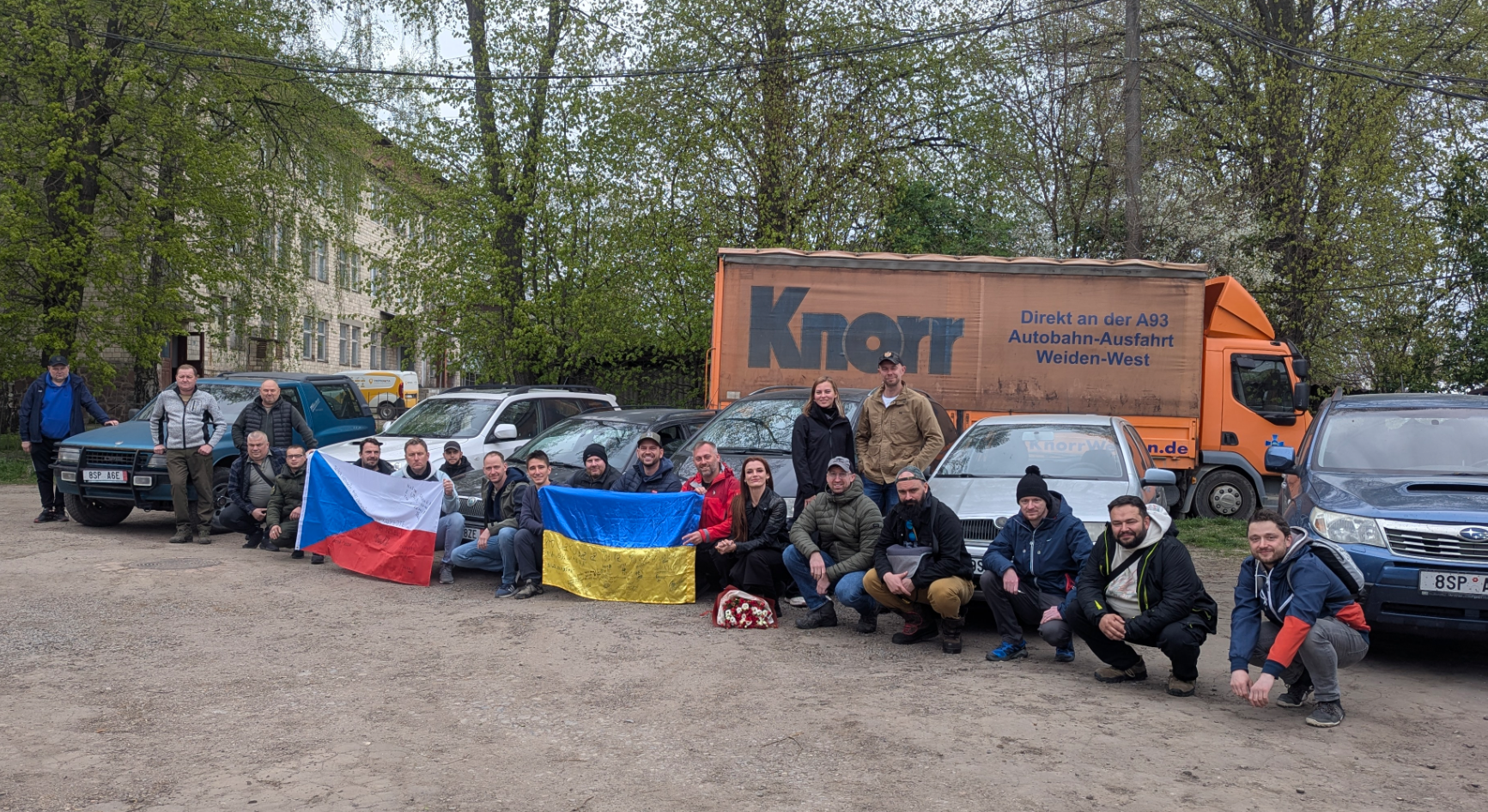 Волонтери з Буковини та Чехії передали шість автівок для захисників України